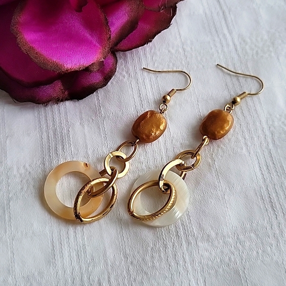 🔥3/$15 gold and stone dangle earrings - Picture 1 of 3
